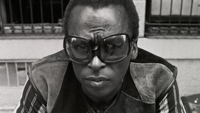 Szene aus der Doku „Miles Davis: Birth of the Cool“: Der Musiker mit einer großen Sonnenbrille blickt in die Kamera