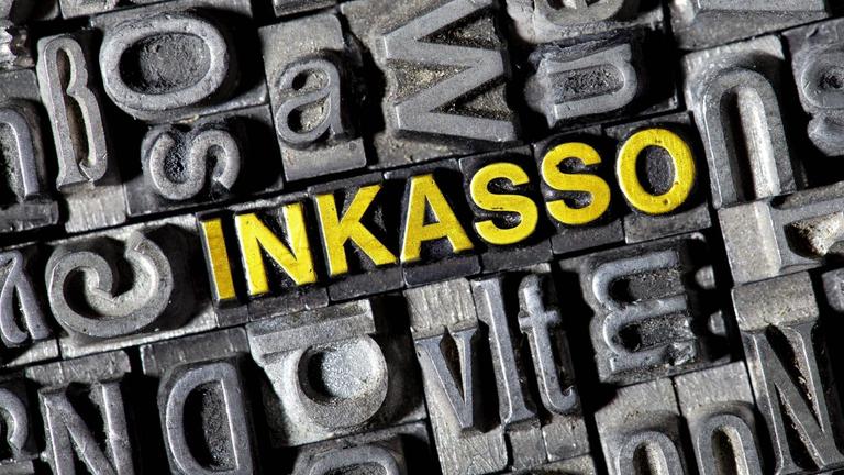 Symbolbild zum Thema Inkasso: Alte Bleilettern bilden das Wort Inkasso.