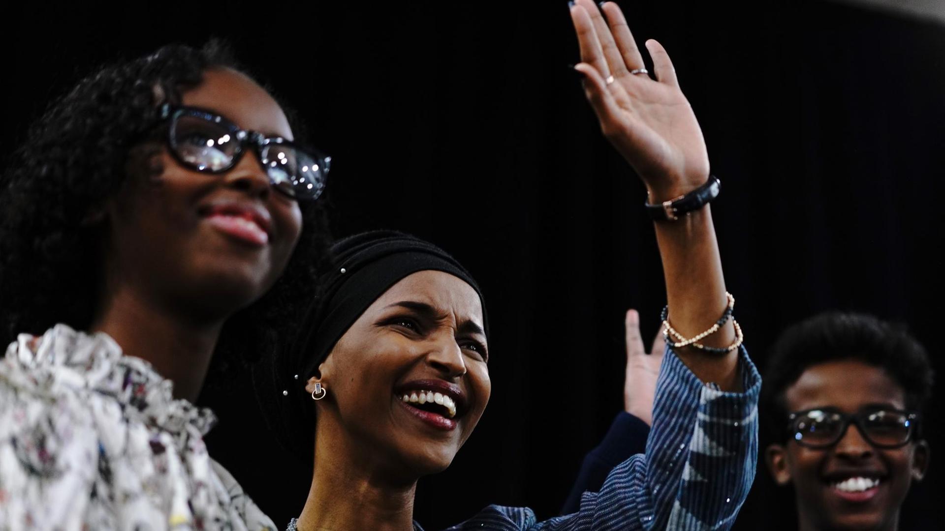 Die neue Kongress-Abgeordnete Ilhan Omar (m.) mit Familienangehörigen nach ihrem Sieg bei der US-Zwischenwahl. Die neue Kongress-Abgeordnete Ilhan Omar (m.) mit Familienangehörigen nach ihrem Sieg bei der US-Zwischenwahl.