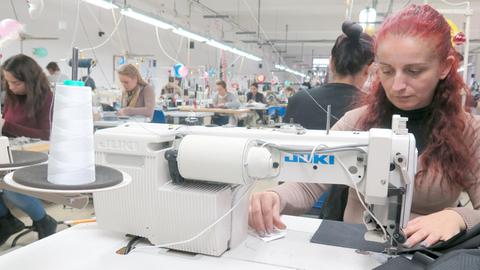 Näherinnen in einer Textil-Manufaktur in der mazedonischen Hauptstadt Skopje. Hier werden Herrenhosen für Deutschland und Skandinavien hergestellt.