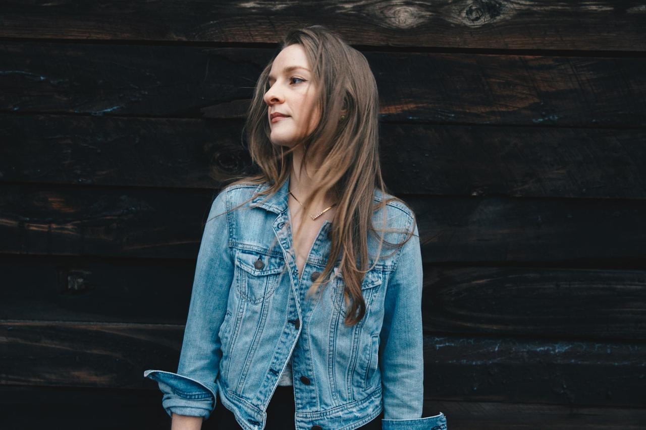 Juliana Daugherty 2018 in Jeansjacke und mit offenen langen braunen Haaren