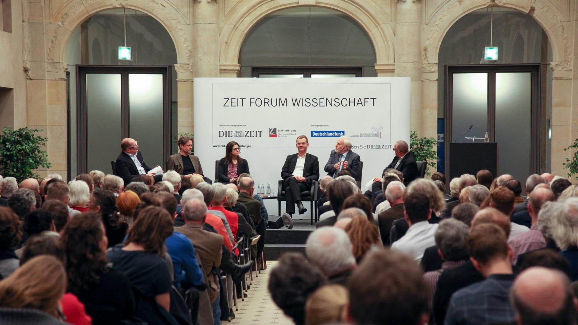 Das Podium des 65. ZEIT-Forums der Wissenschaft vom 23. Februar 2017 in der Berlin-Brandenburgischen Akademie der Wissenschaften. Das Podium des 65. ZEIT-Forums der Wissenschaft vom 23. Februar 2017 in der Berlin-Brandenburgischen Akademie der Wissenschaften.