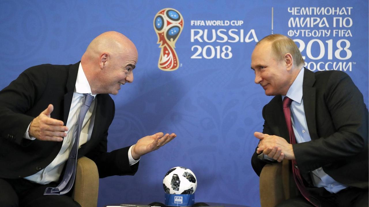 FIFA-Präsident Gianni Infantino und Russlands Präsident Wladimir Putin bei einem Treffen im Vorfeld der Fußball-WM in Sotschi. FIFA-Präsident Gianni Infantino und Russlands Präsident Wladimir Putin bei einem Treffen im Vorfeld der Fußball-WM in Sotschi.