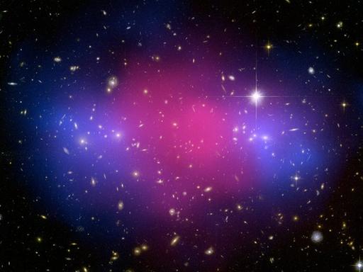 Pinke und violette "Wolken" vor dunklem Sternenhimmel. Dunkle Materie, aufgenommen vom Hubble Space Teleskop und dem Chandra X-ray Observatorium.