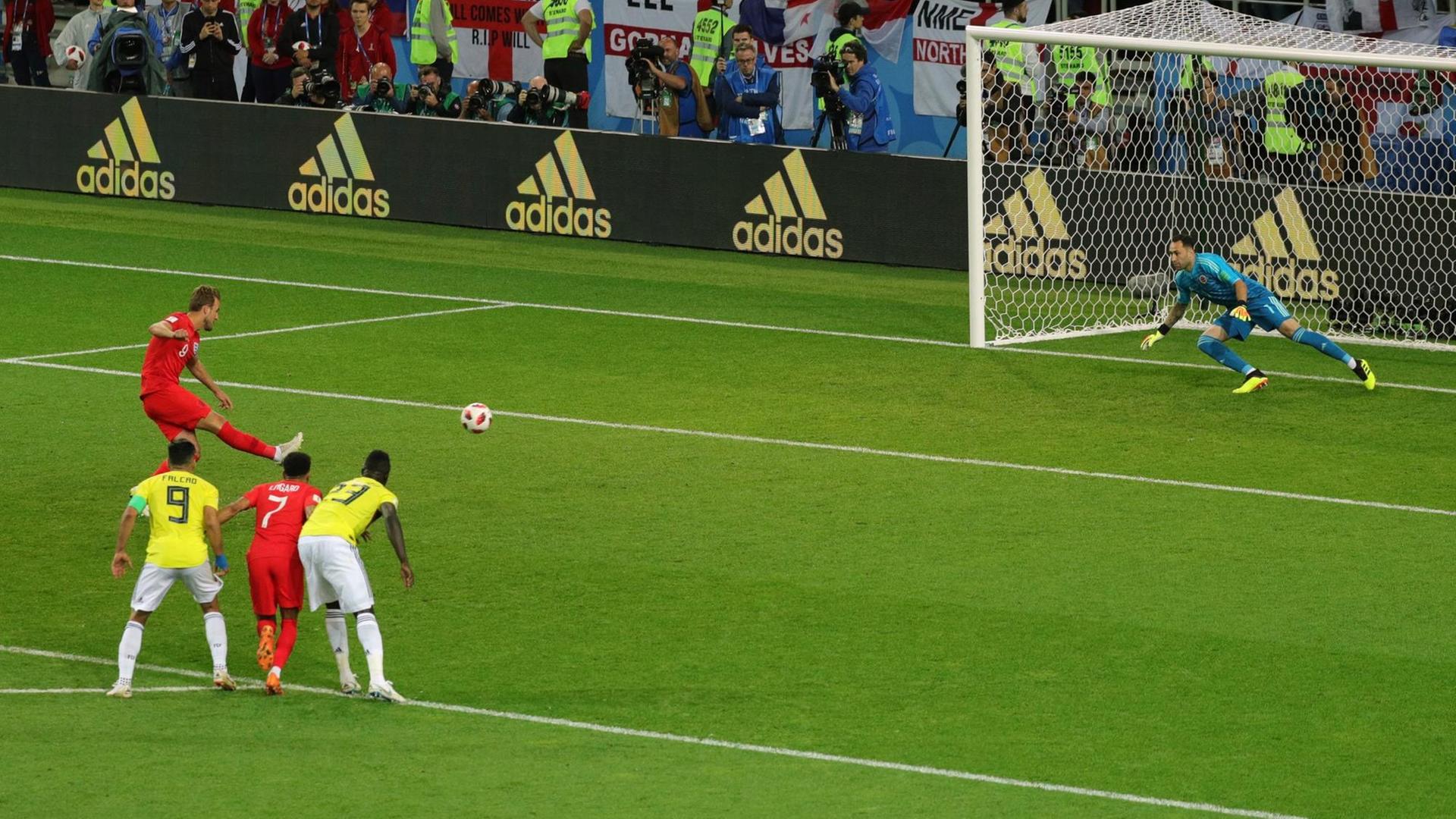 Harry Kane aus England trifft beim Achtelfinale Kolumbien-England im Spartak-Stadion in Moskau per Elfmeter gegen Torwart David Ospina aus Kolumbien zum 0:1 Harry Kane aus England trifft beim Achtelfinale Kolumbien-England im Spartak-Stadion in Moskau per Elfmeter gegen Torwart David Ospina aus Kolumbien zum 0:1