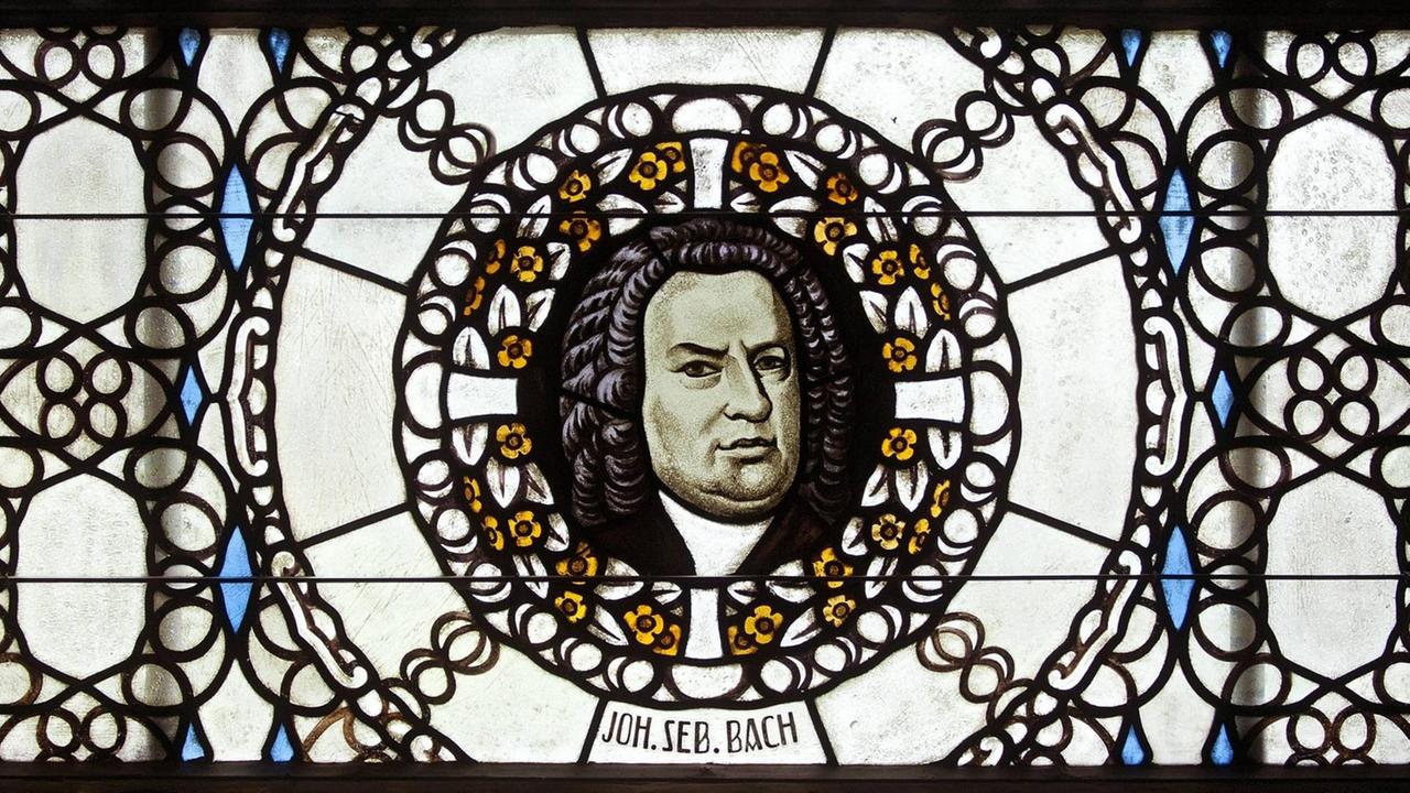 Farbglasfenster mit einem Porträt von Johann Sebastian Bach in der evangelischen Stadtkirche im thüringischen Lauscha