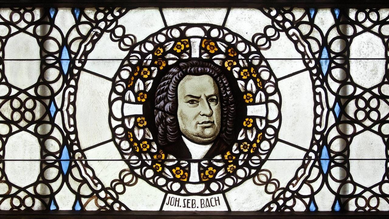 Farbglasfenster mit einem Porträt von Johann Sebastian Bach in der evangelischen Stadtkirche im thüringischen Lauscha Farbglasfenster mit einem Porträt von Johann Sebastian Bach in der evangelischen Stadtkirche im thüringischen Lauscha