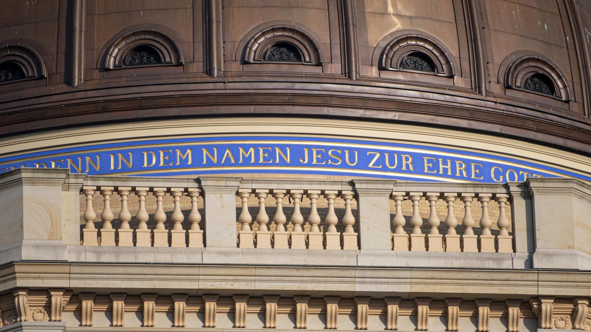 Das umlaufende Schriftband an der Kuppel des Humboldt Forums, bei dem man nur einen Teil lesen kann, "im Namen Jesu zu Ehre Gottes". Foto: dpa / Fabian Sommer Das umlaufende Schriftband an der Kuppel des Humboldt Forums, bei dem man nur einen Teil lesen kann, "im Namen Jesu zu Ehre Gottes". Foto: dpa / Fabian Sommer