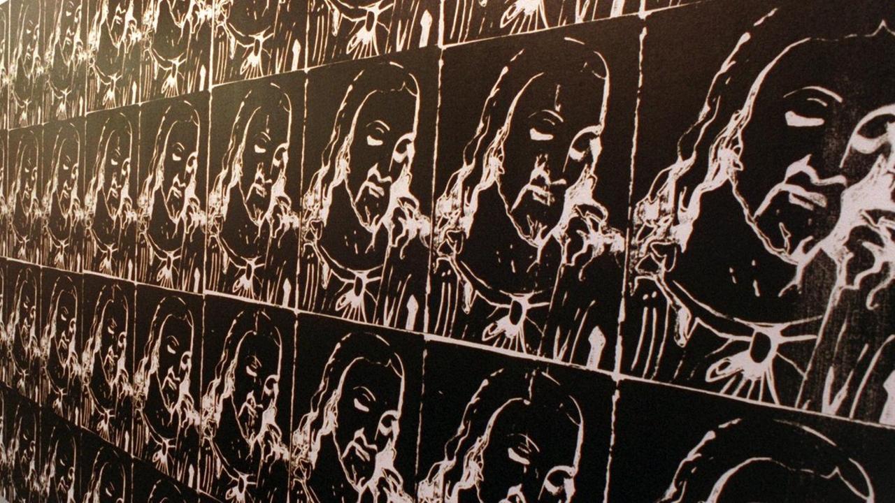 Fast elf Meter Länge und über zwei Meter Höhe mißt das Werk des amerikanischen Künstlers Andy Warhol "The Last Supper", welches auf diesem Foto in einem Stand der Baseler Kunstmesse Art/30 zu sehen ist.