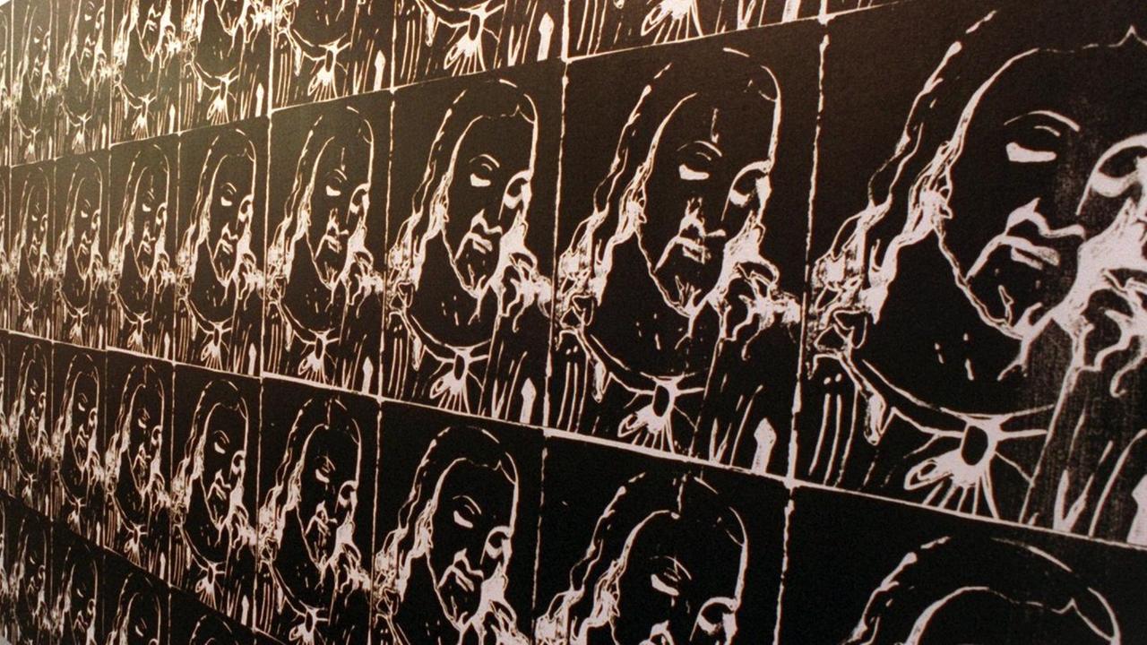 Fast elf Meter Länge und über zwei Meter Höhe mißt das Werk des amerikanischen Künstlers Andy Warhol "The Last Supper", welches auf diesem Foto in einem Stand der Baseler Kunstmesse Art/30 zu sehen ist. Fast elf Meter Länge und über zwei Meter Höhe mißt das Werk des amerikanischen Künstlers Andy Warhol "The Last Supper", welches auf diesem Foto in einem Stand der Baseler Kunstmesse Art/30 zu sehen ist.