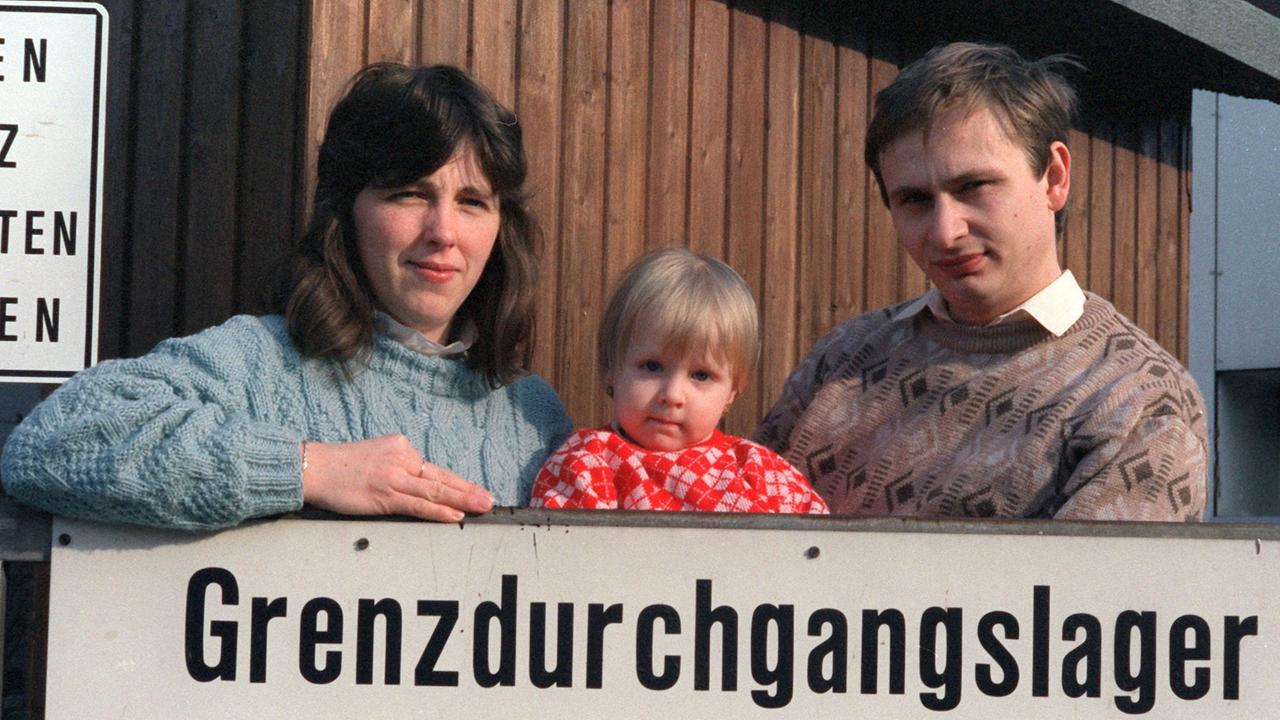 Eine rumänische Familie von "Spätaussiedlern" aus Lovrin bei Temesvar kurz nach ihrer Ankunft in Friedland im März 1990.