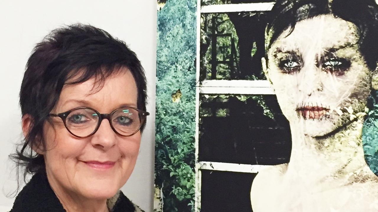 Die Fotografin Katrin Büchel vor einem ihrer Werke. Die Fotografin Katrin Büchel vor einem ihrer Werke.