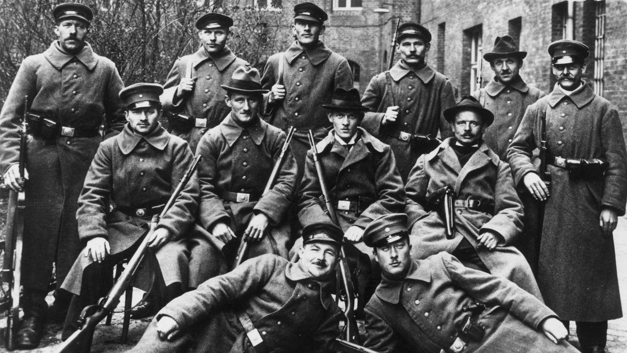 Nov.Rev.1918 / Gruppe bewaffn.Arbeiter.. Novemberrevolution 1918: Meuterei der deutschen Hochseeflotte in Kiel 3./4. November 1918. - Gruppe bewaffneter Arbeiter und Solda- ten in Kiel. Nov.Rev.1918 / Gruppe bewaffn.Arbeiter.. Novemberrevolution 1918: Meuterei der deutschen Hochseeflotte in Kiel 3./4. November 1918. - Gruppe bewaffneter Arbeiter und Solda- ten in Kiel.