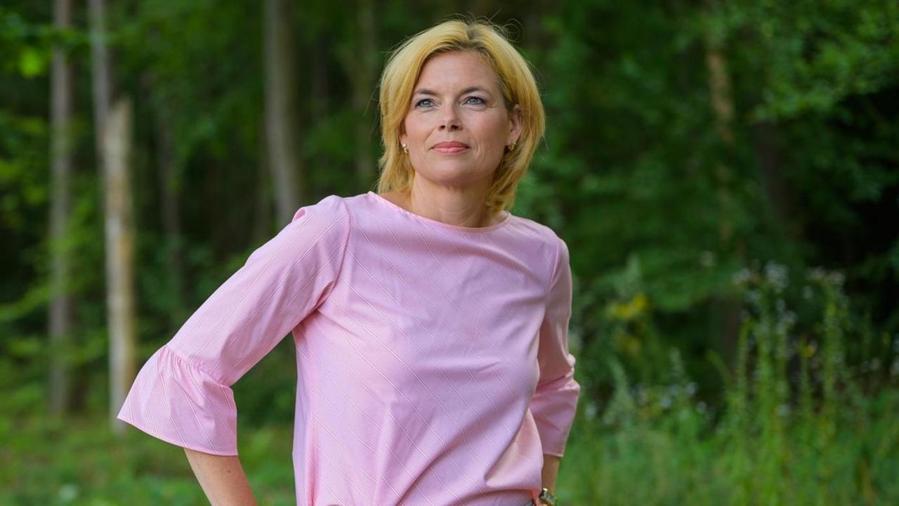Bundeslandwirtschaftsministerin Julia Klöckner steht vor einem Wald. Bundeslandwirtschaftsministerin Julia Klöckner steht vor einem Wald.