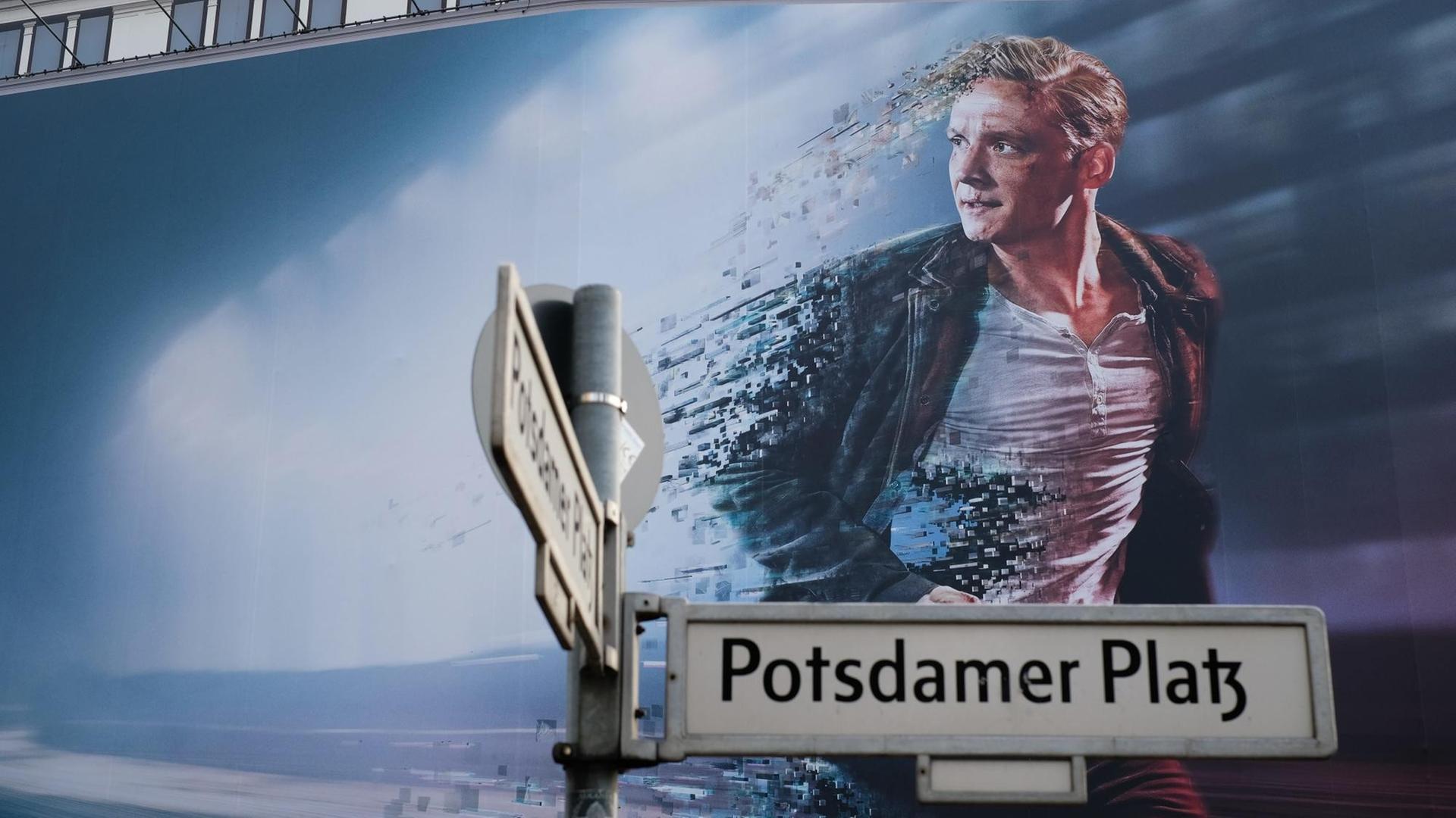 Ein großes Filmplakat wirbt am Potsdamer Platz mit dem Schauspieler Matthias Schweighöfer für die Amazon-Serie "you are wanted". Foto: M. C. Hurek | Verwendung weltweit Ein großes Filmplakat wirbt am Potsdamer Platz mit dem Schauspieler Matthias Schweighöfer für die Amazon-Serie "you are wanted". Foto: M. C. Hurek | Verwendung weltweit