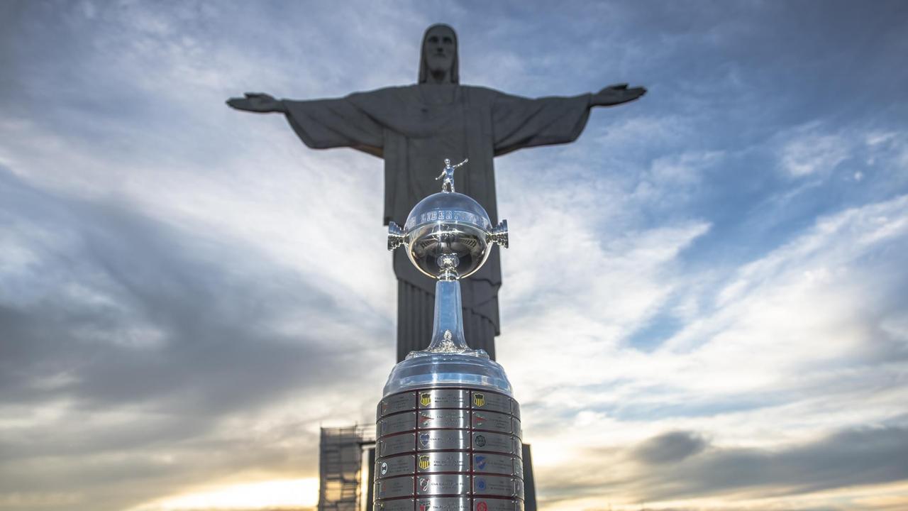 Der Pokal der Copa Libertadores vor der Christus-Statue über Rio de Janeiro Der Pokal der Copa Libertadores vor der Christus-Statue über Rio de Janeiro