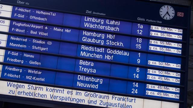 Anzeigetafel am Bahnhof Frankfurt zeigt Verspätungen an