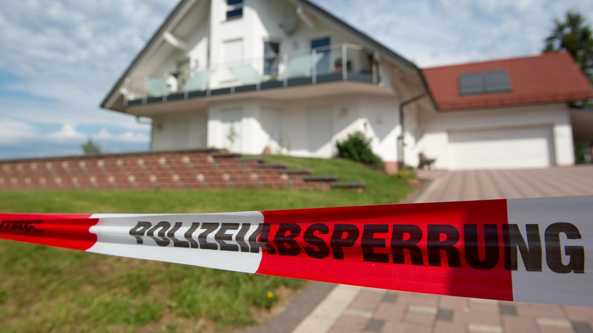 Das Foto zeigt ein Absperrband mit der Aufschrift "Polizeiabsperrung" ist vor dem Haus des getöteten Kasseler Regierungspräsidenten Walter Lübcke. Das Foto zeigt ein Absperrband mit der Aufschrift "Polizeiabsperrung" ist vor dem Haus des getöteten Kasseler Regierungspräsidenten Walter Lübcke.