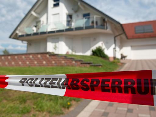 Das Foto zeigt ein Absperrband mit der Aufschrift "Polizeiabsperrung" ist vor dem Haus des getöteten Kasseler Regierungspräsidenten Walter Lübcke.