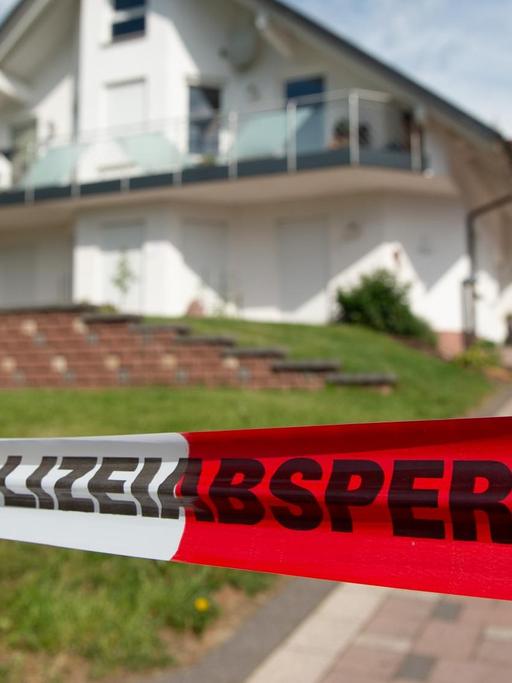 Das Foto zeigt ein Absperrband mit der Aufschrift "Polizeiabsperrung" ist vor dem Haus des getöteten Kasseler Regierungspräsidenten Walter Lübcke.