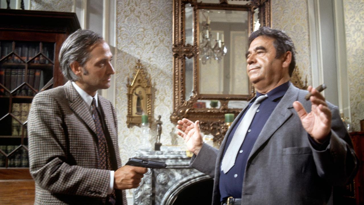 Bildbeschreibung: Der allererste Fernseh TATORT, "Taxi nach LeipzigUhr. Aus der Fassung gebracht von den bohrenden Fragen des Hauptkommissars Trimmel (Walter Richter, rechts), greift Erich Landsberger (Paul Albert Krumm) zur Pistole. Bildbeschreibung: Der allererste Fernseh TATORT, "Taxi nach LeipzigUhr. Aus der Fassung gebracht von den bohrenden Fragen des Hauptkommissars Trimmel (Walter Richter, rechts), greift Erich Landsberger (Paul Albert Krumm) zur Pistole.