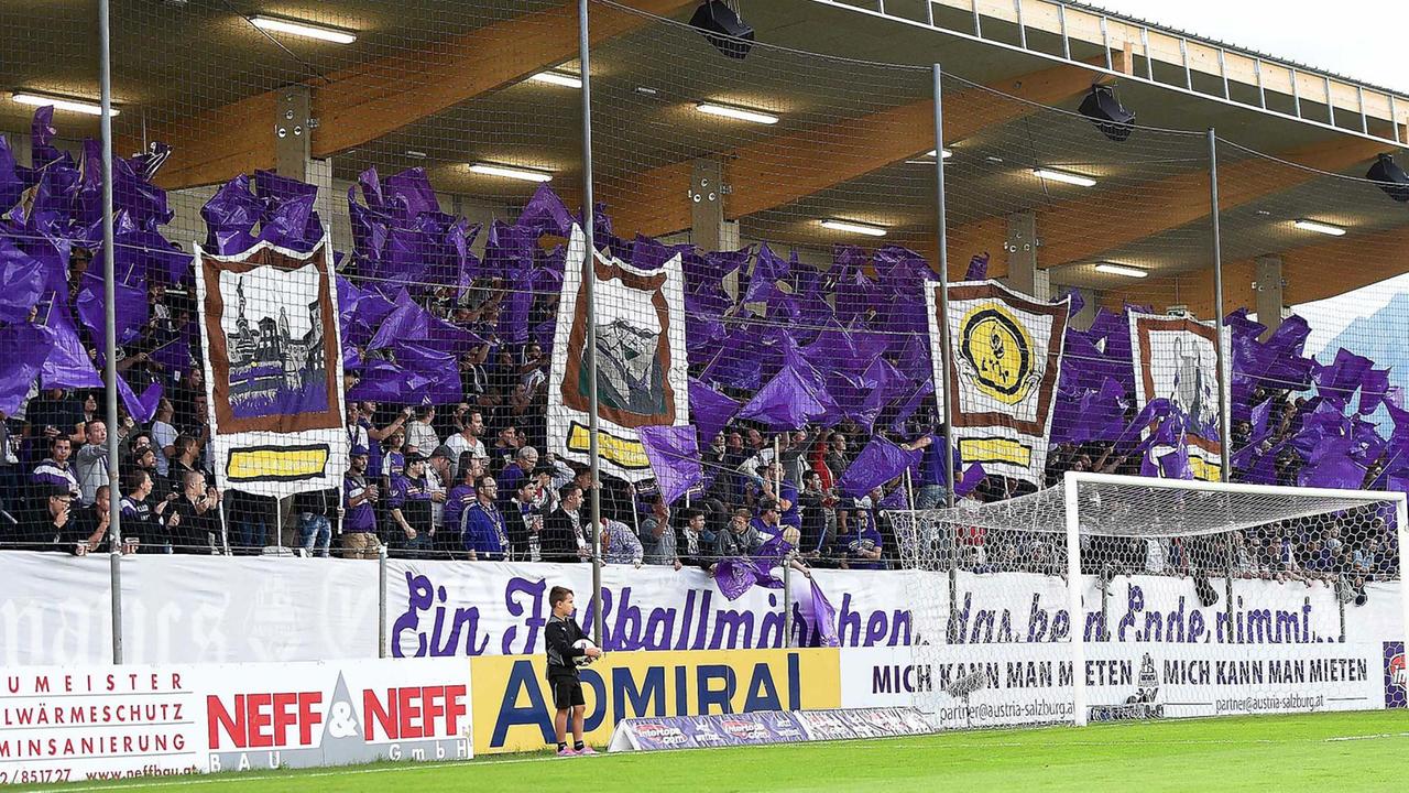 Austria Salzburg spielt gegen KSV 1919 am 15.09.2015 im MyPhone Austria Stadion in Salzburg: Choreographie im Fanblock von Austria Salzburg Austria Salzburg spielt gegen KSV 1919 am 15.09.2015 im MyPhone Austria Stadion in Salzburg: Choreographie im Fanblock von Austria Salzburg