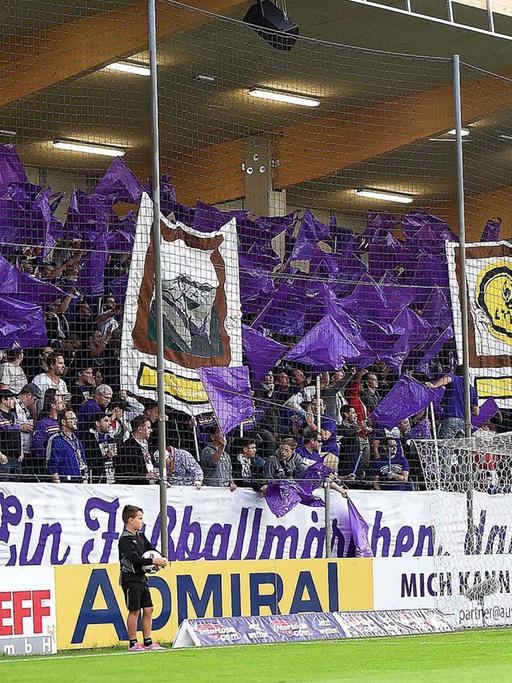 Austria Salzburg spielt gegen KSV 1919 am 15.09.2015 im MyPhone Austria Stadion in Salzburg: Choreographie im Fanblock von Austria Salzburg