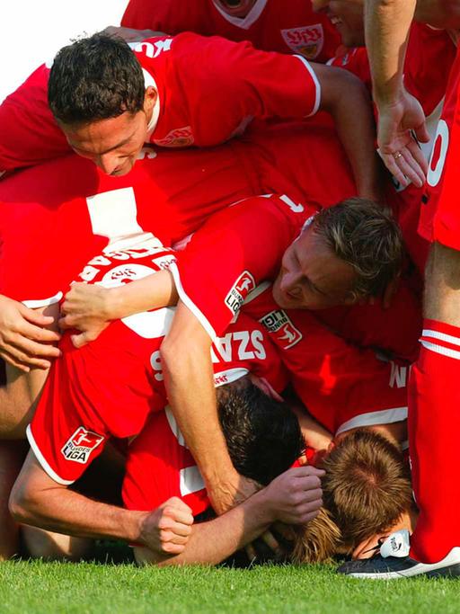 Fußballteam freut sich über ein Tor Fußballteam freut sich über ein Tor