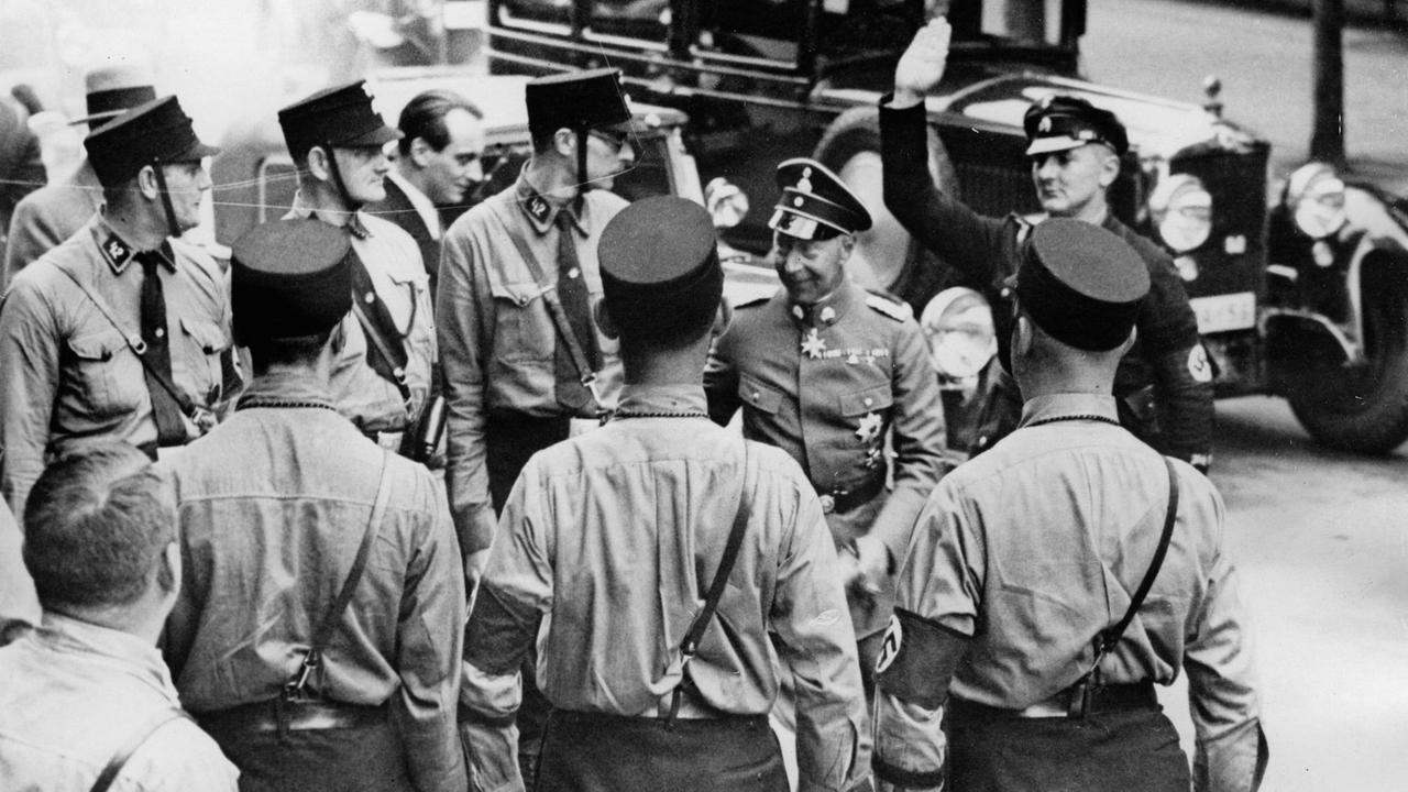 Kronzprinz Wilhelm vor der Krolloper in Berlin Kronzprinz Wilhelm vor der Krolloper in Berlin