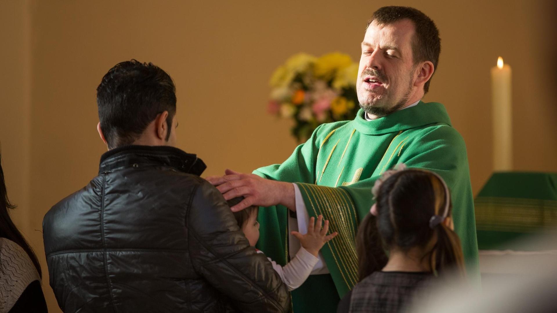 Der Pastor Gottfried Martens segnet am 08.02.2015 in der Evangelisch-Lutherischen Dreieinigkeitskirche in Berlin-Steglitz Meliza vor ihrer Taufe. Mehrere hundert Iraner und Afghanen haben sich dort in der vergangenen Jahren taufen lassen, um in das Christentum überzutreten. Der Pastor Gottfried Martens segnet am 08.02.2015 in der Evangelisch-Lutherischen Dreieinigkeitskirche in Berlin-Steglitz Meliza vor ihrer Taufe. Mehrere hundert Iraner und Afghanen haben sich dort in der vergangenen Jahren taufen lassen, um in das Christentum überzutreten.