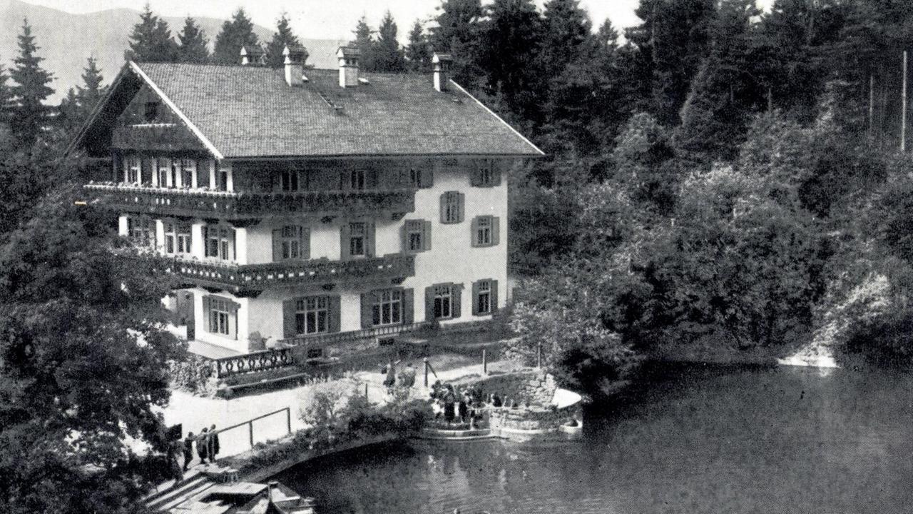 Kinderfreunde Heim Hungerburg bei Innsbruck auf einer zeitgenössischen Fotografie in schwarz-weiß. Kinderfreunde Heim Hungerburg bei Innsbruck auf einer zeitgenössischen Fotografie in schwarz-weiß.