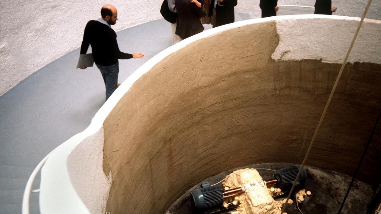 In Margarine gelagert dreht sich die Antriebswelle der "Honigpumpe am Arbeitsplatz" von Joseph Beuys auf der documenta 6 in Kassel, 1977. In Margarine gelagert dreht sich die Antriebswelle der "Honigpumpe am Arbeitsplatz" von Joseph Beuys auf der documenta 6 in Kassel, 1977.