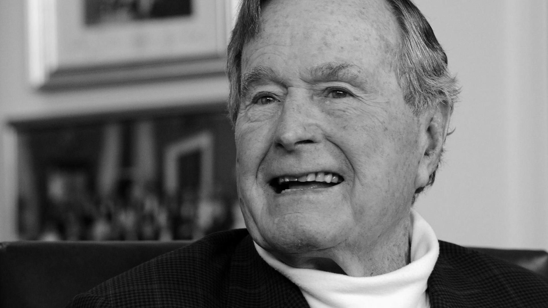 Der ehemalige US Präsident George H.W. Bush im Jahr 2012 in seinem Büro. Der ehemalige US Präsident George H.W. Bush im Jahr 2012 in seinem Büro.