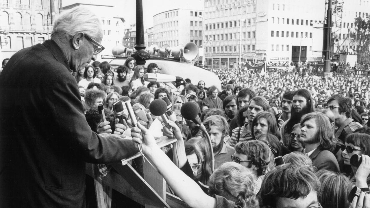 Der deutsch-amerikanische Philosoph und Soziologe, geistiger "Altvater" der linken deutschen Studentenbewegung der 60er Jahre, spricht während einer Kundgebung des Angela-Davis-Solidaritätskomitees am 3. Juni 1972 auf dem Frankfurter Opernplatz. |