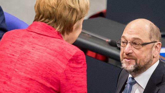 Rot und Schwarz in vertauschten Rollen: Im Bundestag, Ende November, sprechen die CDU-Vorsitzende Angela Merkel und der SPD-Vorsitzende Martin Schulz miteinander.