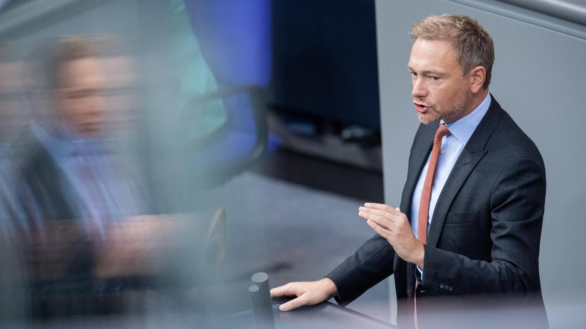 Christian Lindner (FDP), Bundesvorsitzender und Fraktionschef, spricht bei der 115. Sitzung des Bundestages zu den Abgeordneten. Christian Lindner (FDP), Bundesvorsitzender und Fraktionschef, spricht bei der 115. Sitzung des Bundestages zu den Abgeordneten.