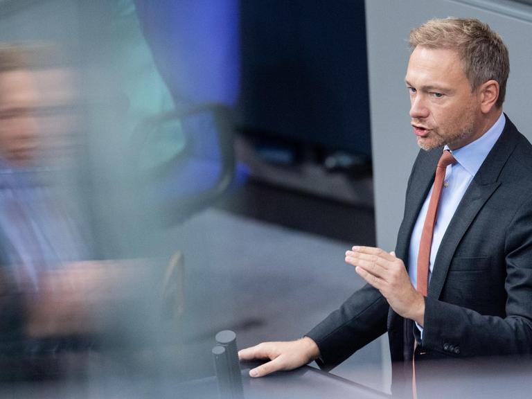 Christian Lindner (FDP), Bundesvorsitzender und Fraktionschef, spricht bei der 115. Sitzung des Bundestages zu den Abgeordneten.