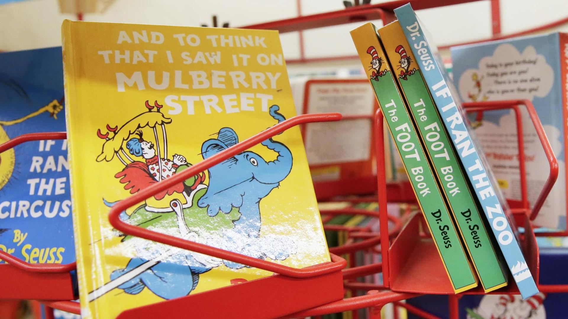 Ein Kinderbuch steht neben anderen Büchern von Dr. Seuss in einer New Yorker Buchhandlung.