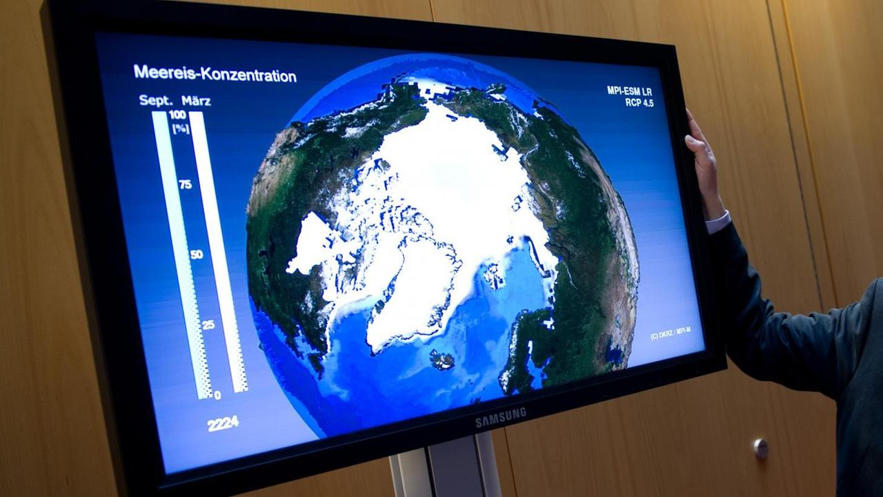 Ein Monitor zeigt die Meereis-Konzentration im Rahmen einer Klimasimulation. Ein Monitor zeigt die Meereis-Konzentration im Rahmen einer Klimasimulation.