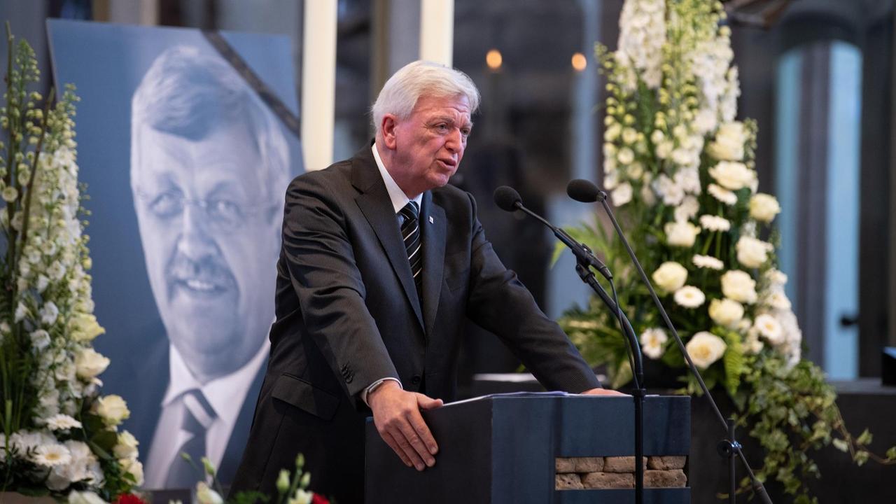 Volker Bouffier (CDU), Ministerpräsident von Hessen, spricht bei einem Trauergottesdienst für den verstorbenen Kasseler Regierungspräsidenten Walter Lübcke (CDU) Volker Bouffier (CDU), Ministerpräsident von Hessen, spricht bei einem Trauergottesdienst für den verstorbenen Kasseler Regierungspräsidenten Walter Lübcke (CDU)