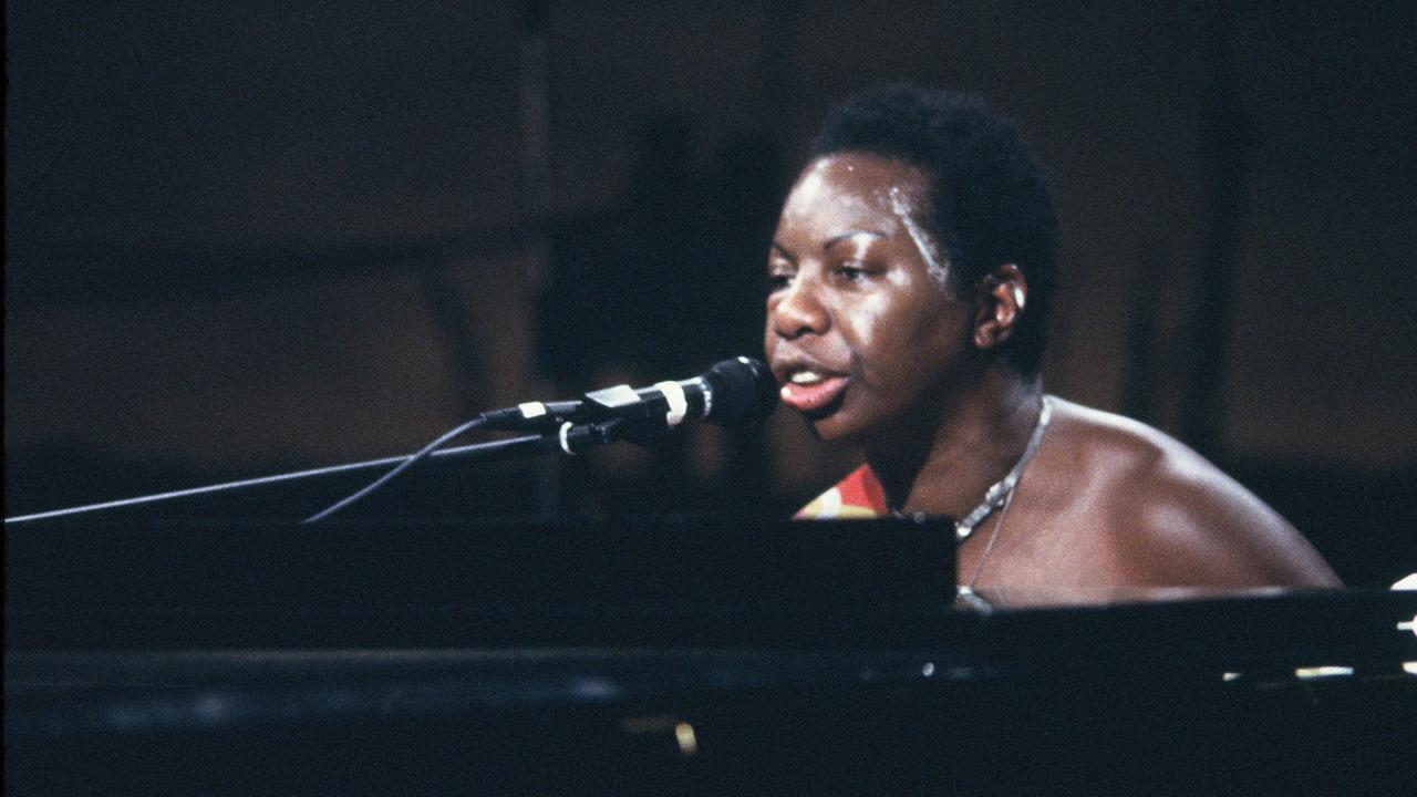 Die US-amerikanische Jazz- und Blues-Sängerin, Pianistin und Songschreiberin Nina Simone, aufgenommen in den 80er-Jahren
Die US-amerikanische Jazz- und Blues-Sängerin, Pianistin und Songschreiberin Nina Simone, aufgenommen in den 80er-Jahren