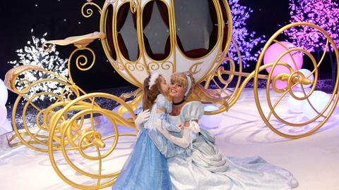 Endstation Hochzeit: Cinderella (Aschenputtel) in einer Dekoration des Pariser Kaufhauses Galeries Lafayette
