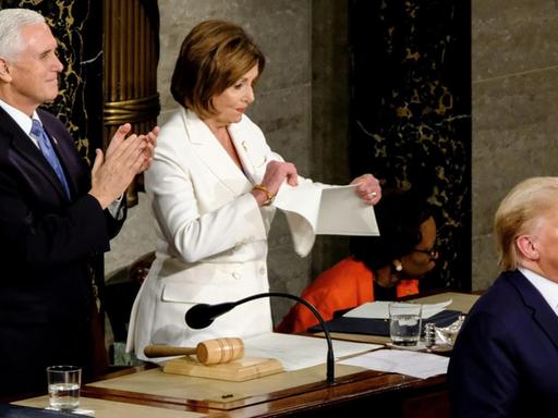Nancy Pelosi, Sprecherin des Repräsentantenhauses, zerreisst das Redemanuskript von Donald Trump.