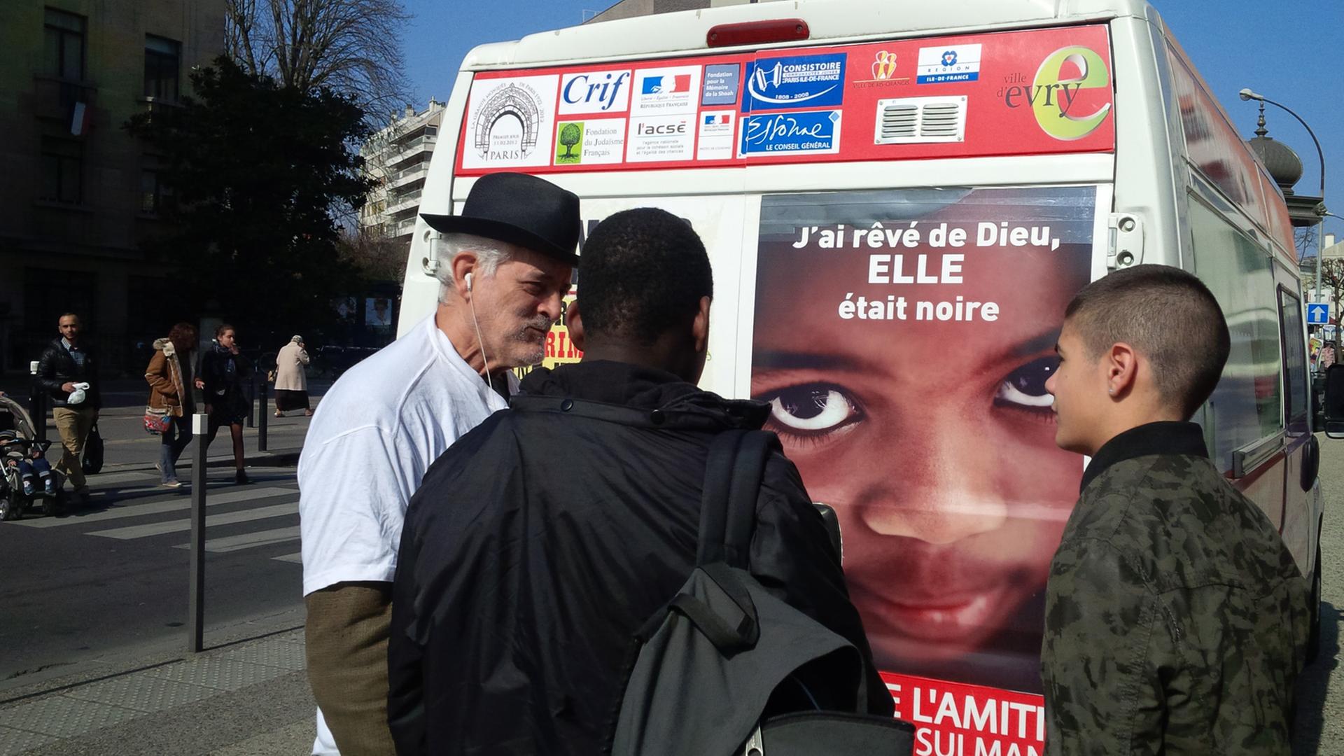 Der 72-jährige Rabbi von Ris-Orangis, Michel Serfaty, vor seinem Bus, mit dem er in die Vorstädte von Paris fährt, um mit Muslimen in Dialog zu treten. Der 72-jährige Rabbi von Ris-Orangis, Michel Serfaty, vor seinem Bus, mit dem er in die Vorstädte von Paris fährt, um mit Muslimen in Dialog zu treten.