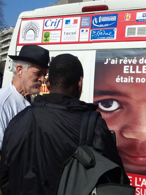 Der 72-jährige Rabbi von Ris-Orangis, Michel Serfaty, vor seinem Bus, mit dem er in die Vorstädte von Paris fährt, um mit Muslimen in Dialog zu treten.