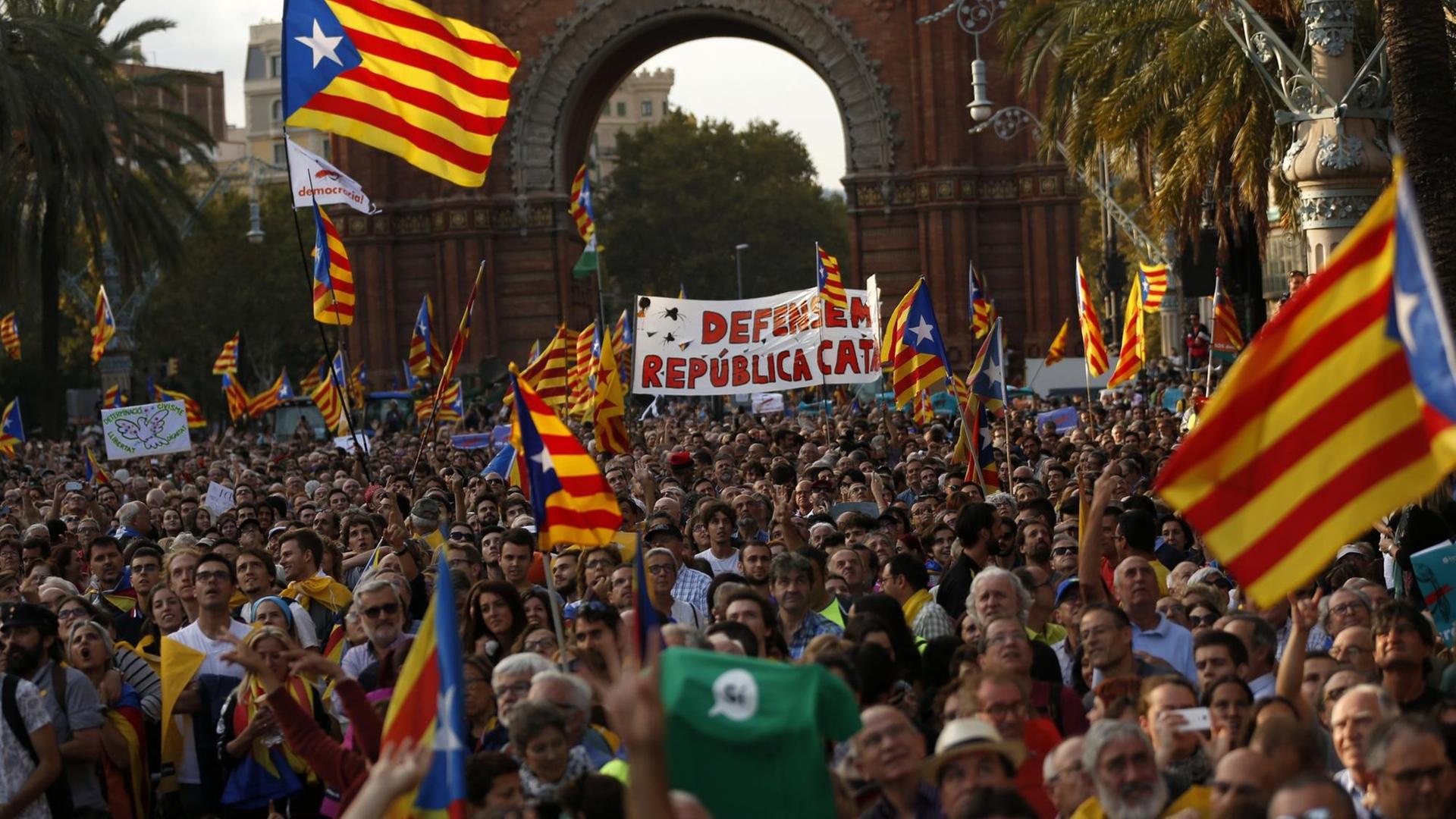 Menschen versammeln sich am 10.10.2017 in Barcelona (Spanien) für eine Demonstration für die Unabhängigkeit Kataloniens am Arc de Triomf (Triumphbogen) und schwenken «Estelada» Flaggen. Menschen versammeln sich am 10.10.2017 in Barcelona (Spanien) für eine Demonstration für die Unabhängigkeit Kataloniens am Arc de Triomf (Triumphbogen) und schwenken «Estelada» Flaggen.