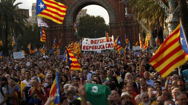 Menschen versammeln sich am 10.10.2017 in Barcelona (Spanien) für eine Demonstration für die Unabhängigkeit Kataloniens am Arc de Triomf (Triumphbogen) und schwenken «Estelada» Flaggen.