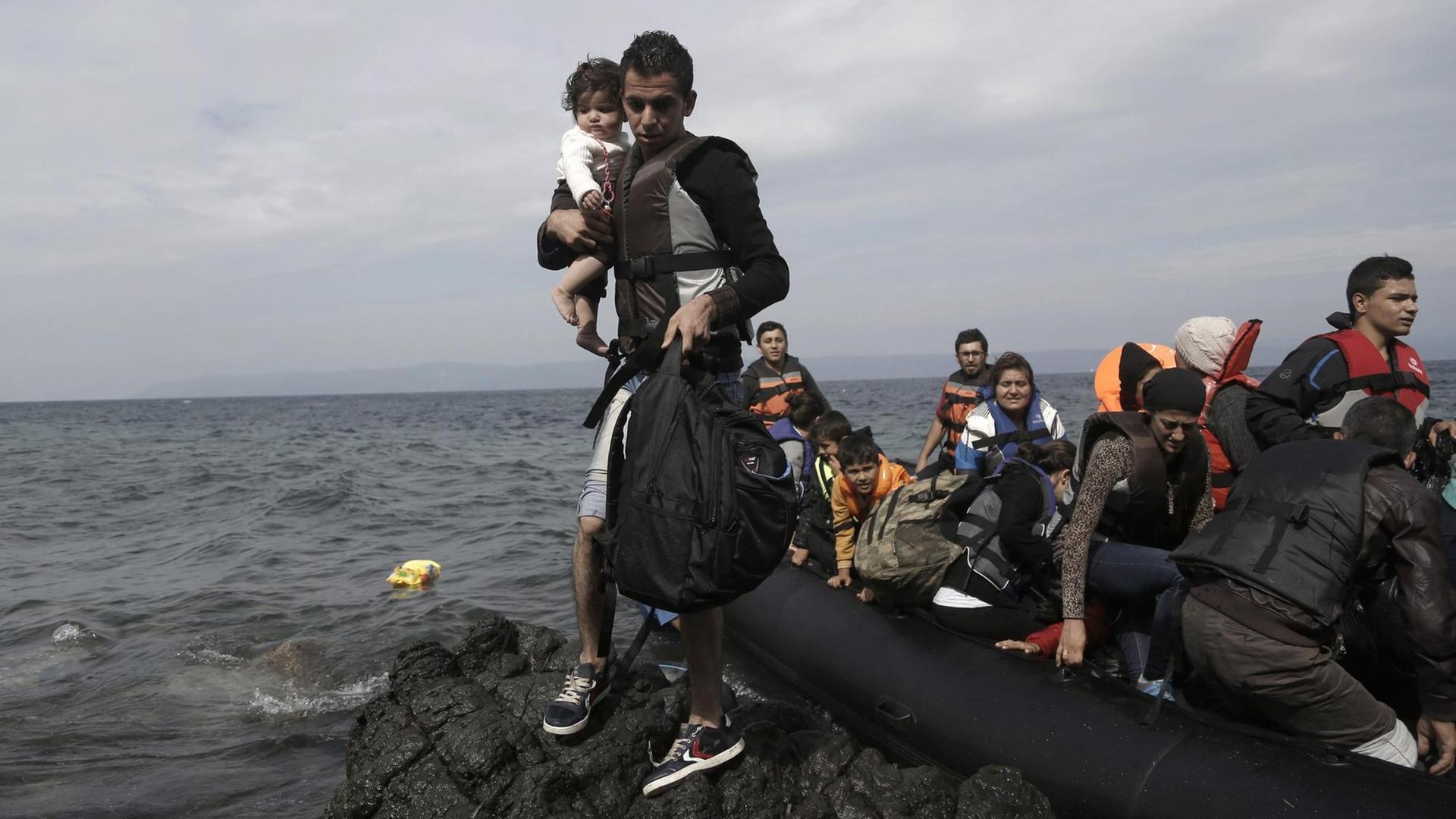Flüchtlinge in einem Schlachboot erreichen die griechische Insel Lesbos.
