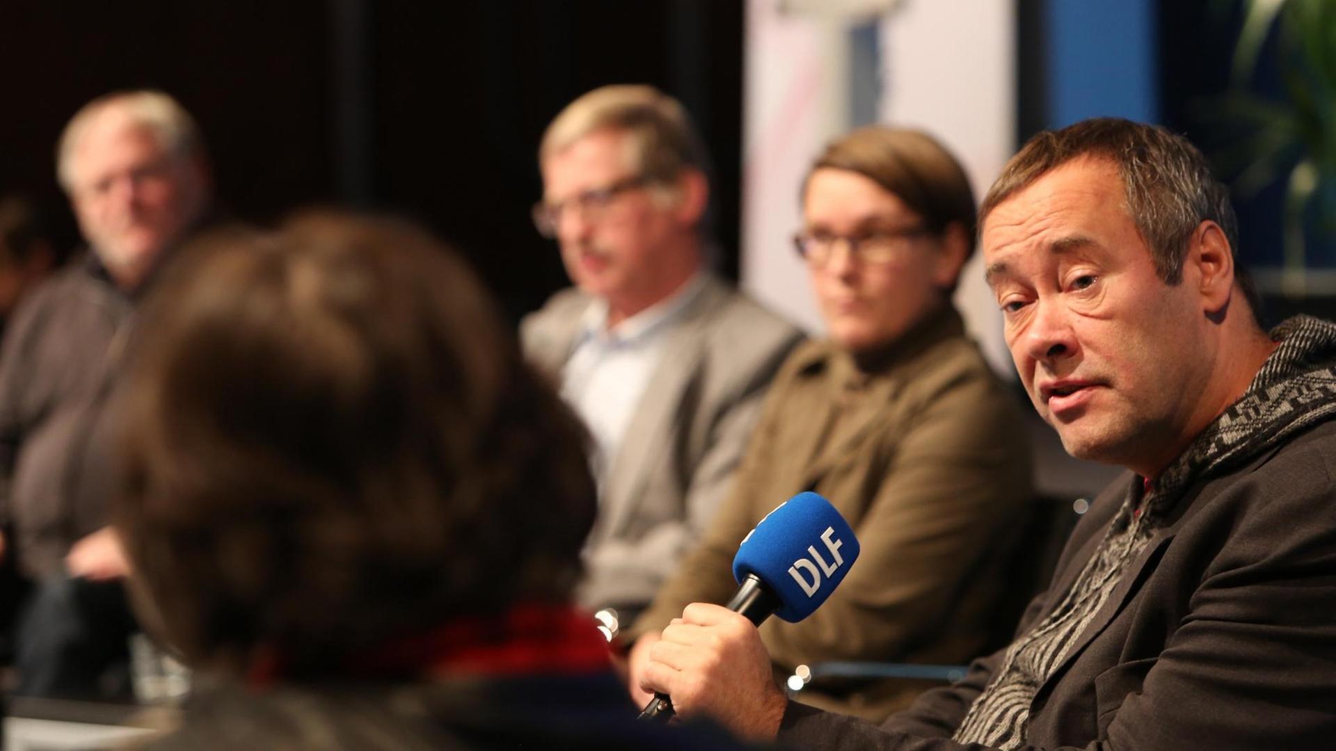 Die Teilnehmer des ersten Panels zur Inklusion und Politik: Horst Frehe, Joachim Busch, Christina Marx, Thomas Krüger (von links nach rechts). Die Teilnehmer des ersten Panels zur Inklusion und Politik: Horst Frehe, Joachim Busch, Christina Marx, Thomas Krüger (von links nach rechts).