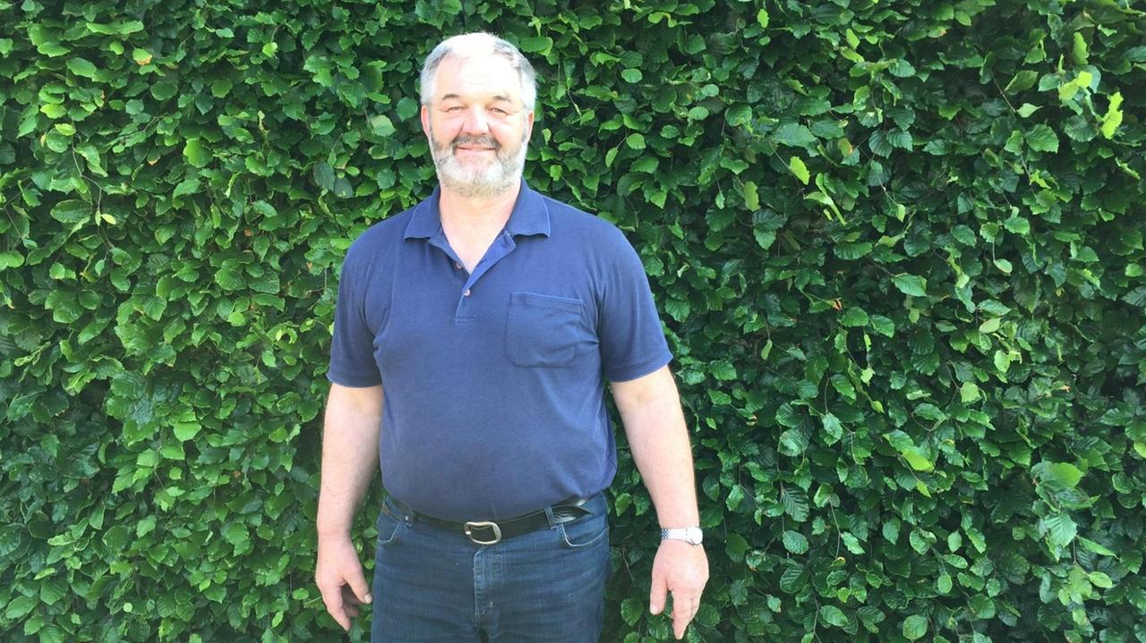 Curt Jacobsen vor einer Hecke Curt Jacobsen vor einer Hecke